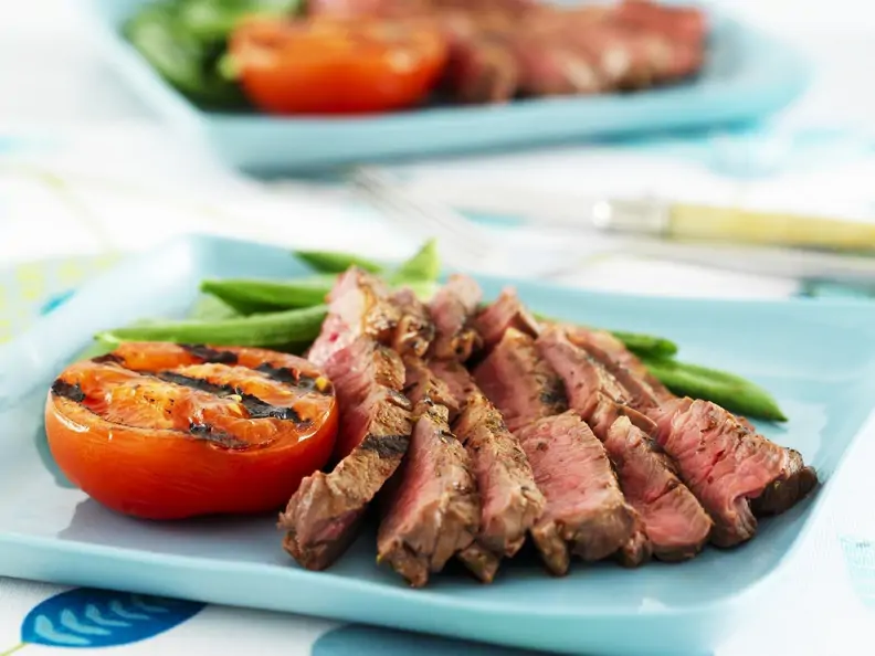 Steak mit grünen Bohnen und Grilltomate