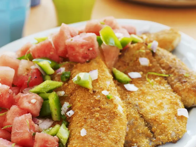 Fisch mit Cornflakes-Kruste und Gemüsesalat