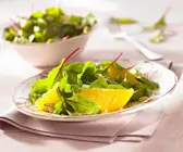 Baby-Mangoldsalat mit Pinienkernen und Orangen