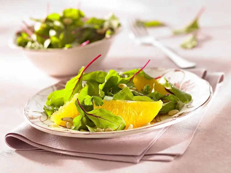 Baby-Mangoldsalat mit Pinienkernen und Orangen