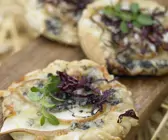 Mini-Pizza mit Radicchio, Birne und Gorgonzola