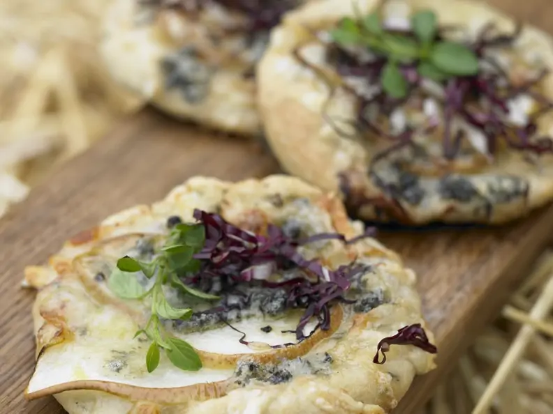 Mini-Pizza mit Radicchio, Birne und Gorgonzola