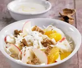 Weißkohlsalat mit Obst und Walnuss