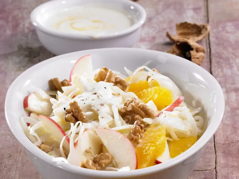 Weißkohlsalat mit Obst und Walnuss