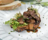 Gebratene Hähnchenleber auf Crostini