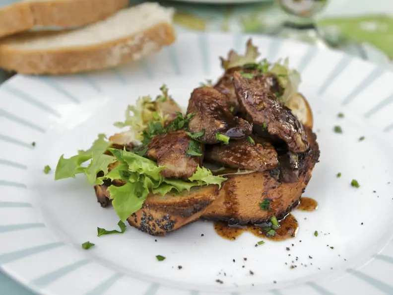 Gebratene Hähnchenleber auf Crostini