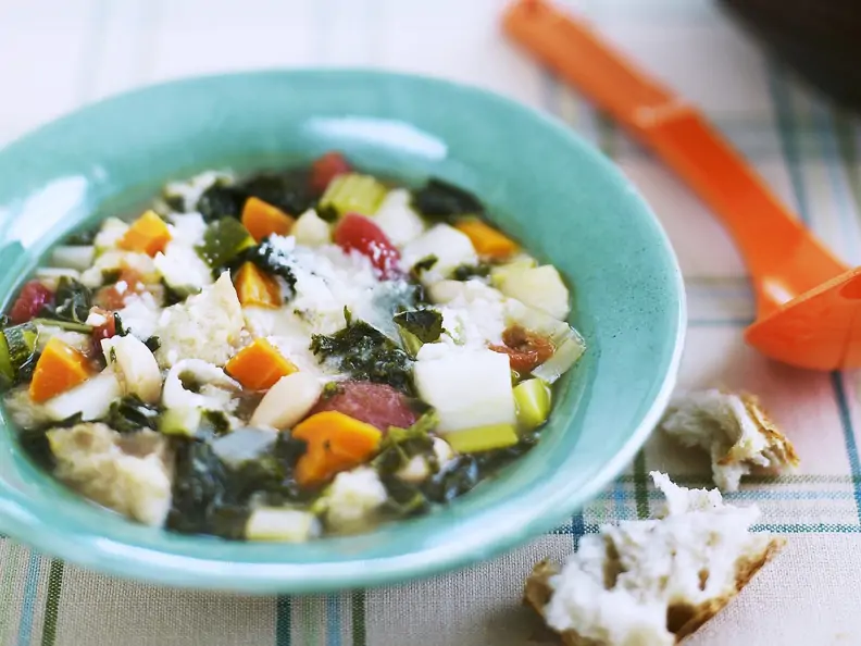 Italienische Gemüsesuppe mit Weißbrot (Ribollita)
