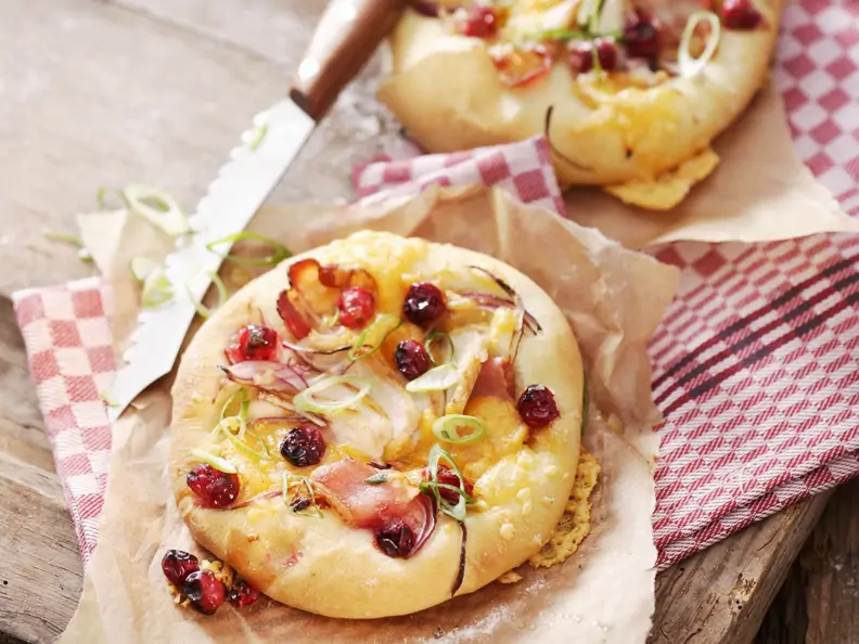 Kleine Pizzen mit Cranberries und Hähnchenbrust