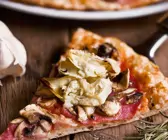 Pizza mit Salami und Artischocken