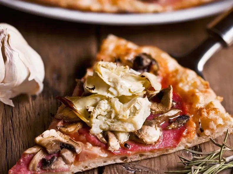 Pizza mit Salami und Artischocken