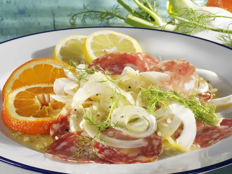 Fenchelsalat mit Salami und Zitrusfrüchten