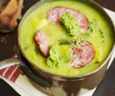 Kartoffelsuppe mit Lauch und Mettwurst
