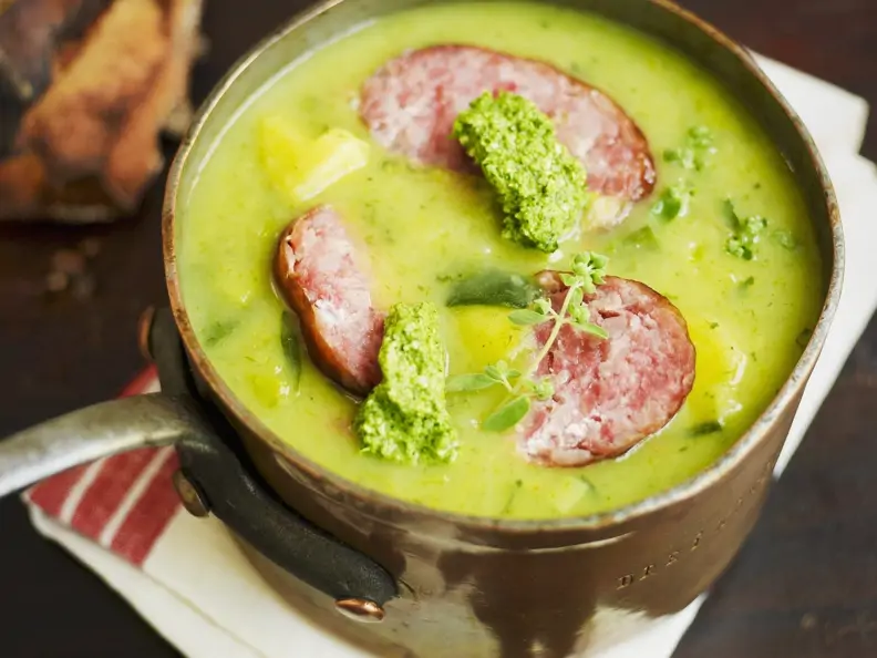 Kartoffelsuppe mit Lauch und Mettwurst