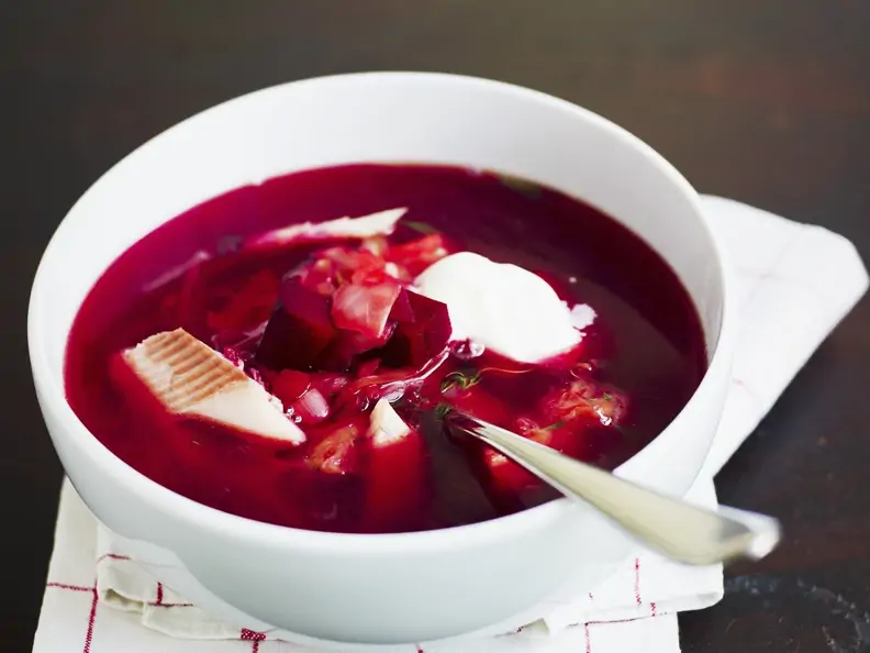 Rote-Bete-Suppe mit geräucherter Forelle
