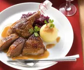 Gänsebraten mit Rotkohl und Kartoffelknödel