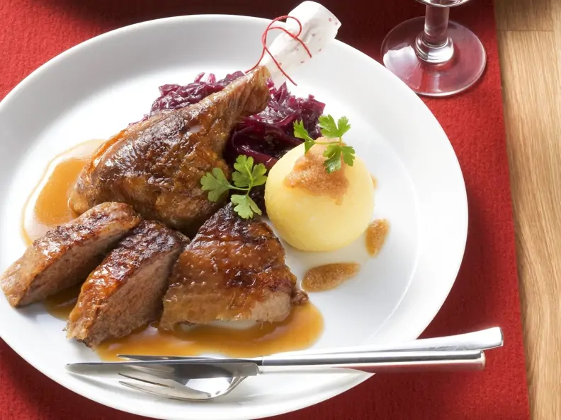 Gänsebraten mit Rotkohl und Kartoffelknödel