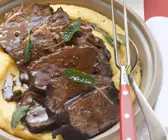 Rinderbraten mit Rotweinsauce auf Polenta