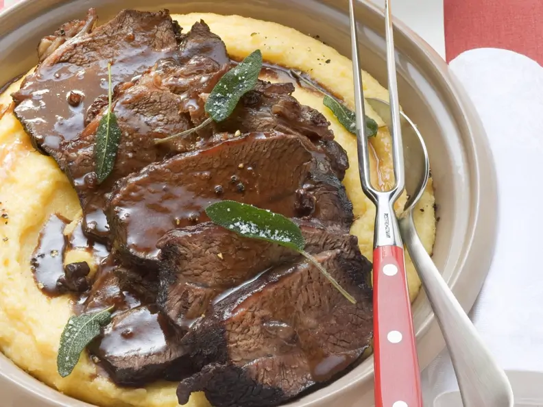 Rinderbraten mit Rotweinsauce auf Polenta