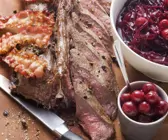 Gebratener Rehrücken mit Speck