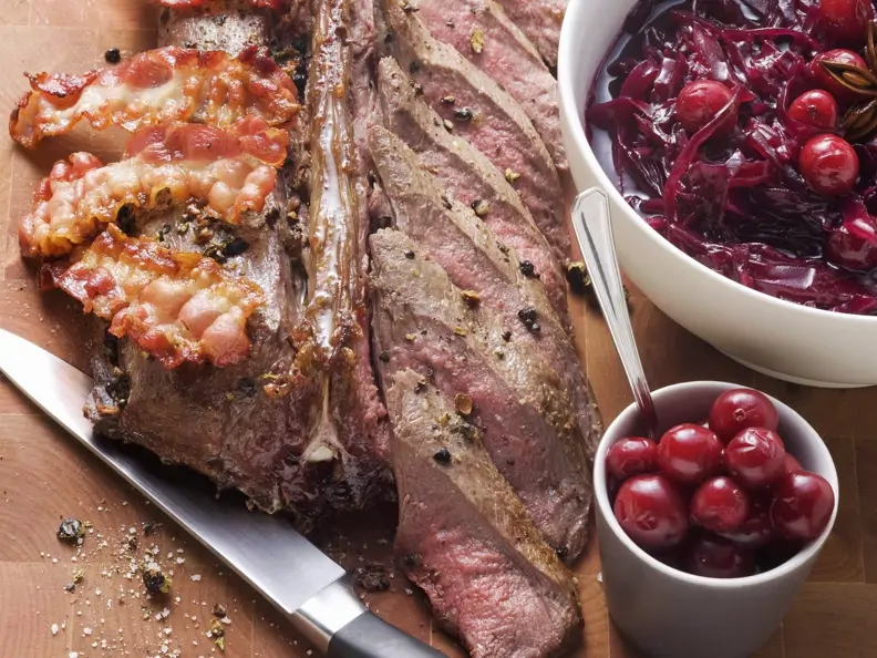 Gebratener Rehrücken mit Speck
