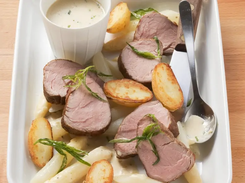 Kalbsfilet mit weißem Spargel und Estragon-Sauce
