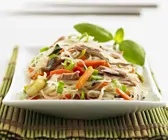 Glasnudelsalat mit Gemüse und Thunfisch