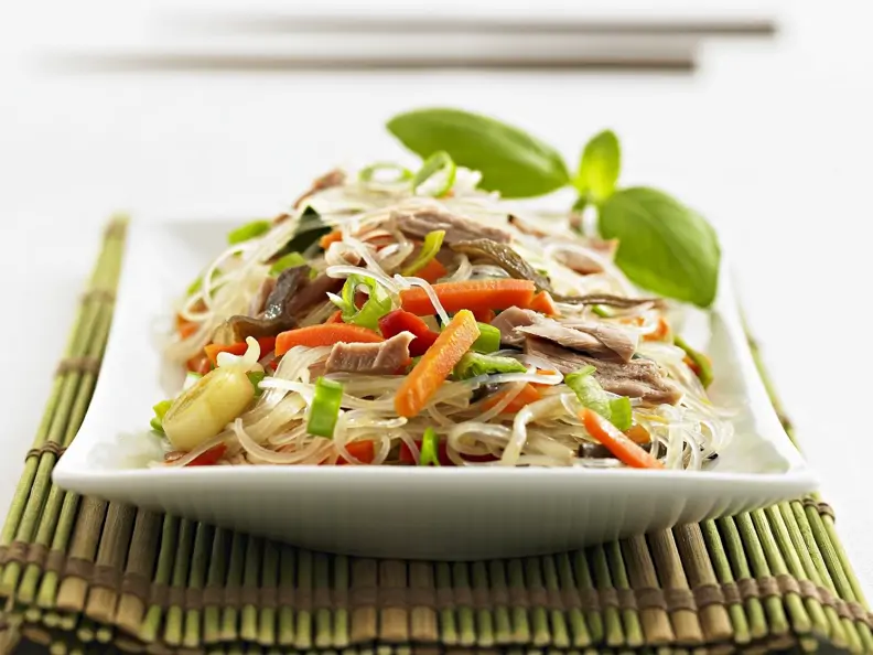 Glasnudelsalat mit Gemüse und Thunfisch
