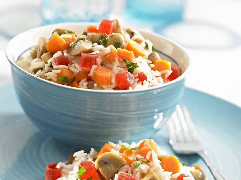 Fruchtiger Reissalat mit Champignons