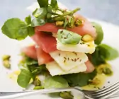 Wassermelonensalat mit Schafkäse und Brunnenkresse