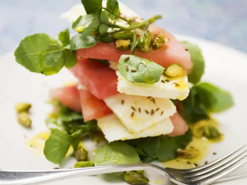 Wassermelonensalat mit Schafkäse und Brunnenkresse