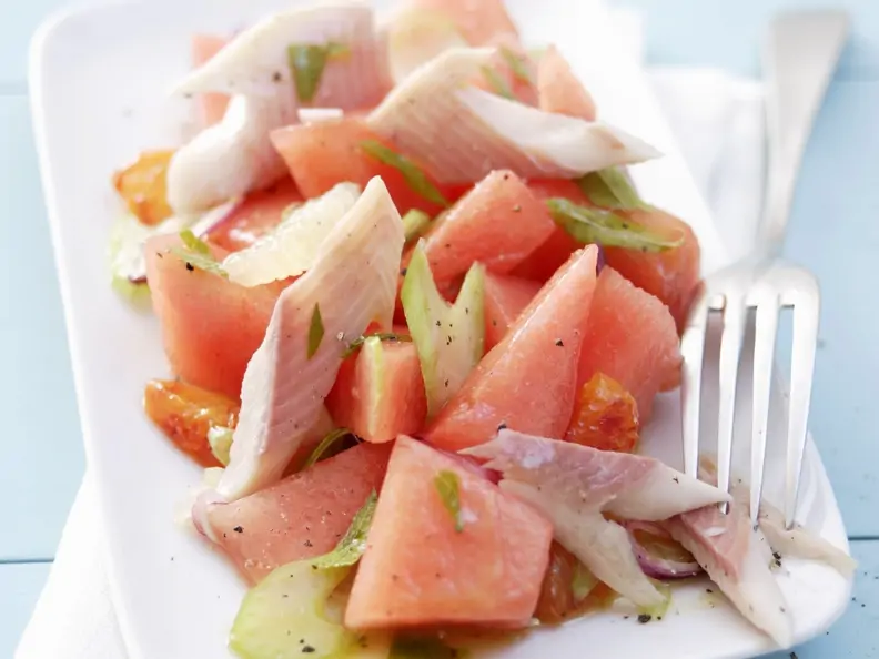 Melonensalat mit geräucherter Forelle