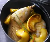 Geschmorte Hähnchenschenkel mit Apfelschnitzen