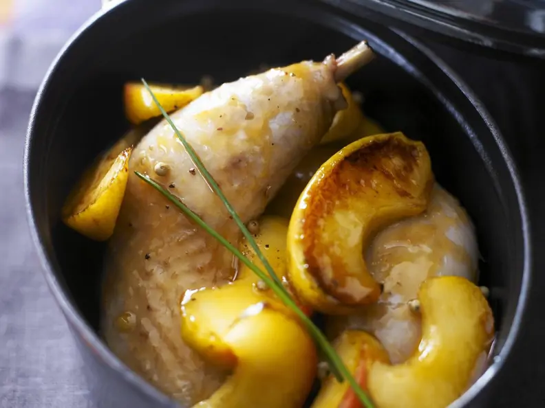 Geschmorte Hähnchenschenkel mit Apfelschnitzen