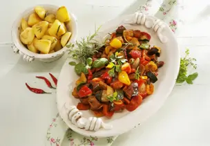 Mediterranes Gemüseragout mit Rosmarinkartoffeln