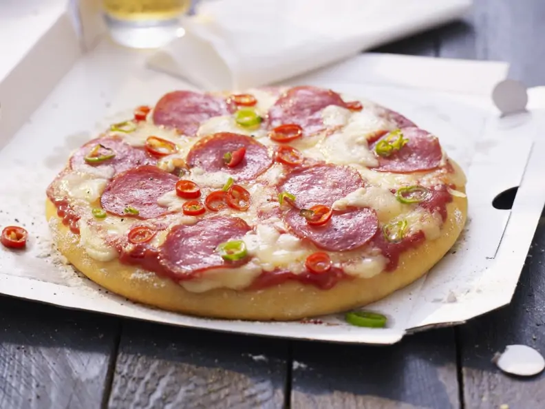 Salami-Pizza mit Chiliringen