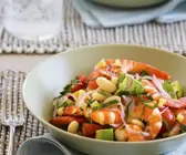 Gemüsesalat mit Riesengarnelen
