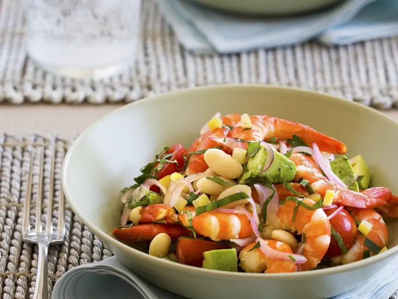Gemüsesalat mit Riesengarnelen