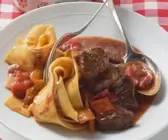 Klassisches Gulasch mit Paprika und Nudeln