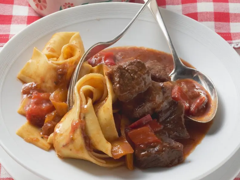 Klassisches Gulasch mit Paprika und Nudeln