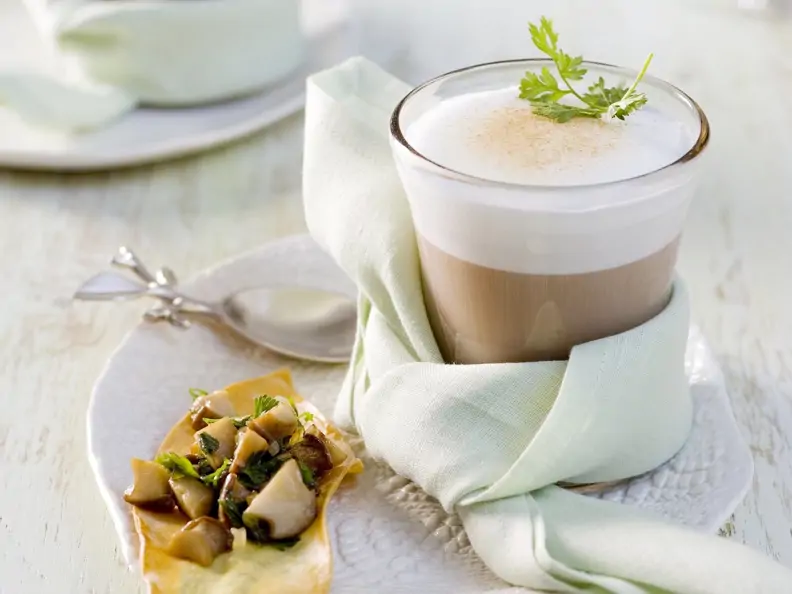 Steinpilzsuppe mit Milchschaum