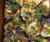 Gebratene Auberginenscheiben mit Knoblauch und Kräutern