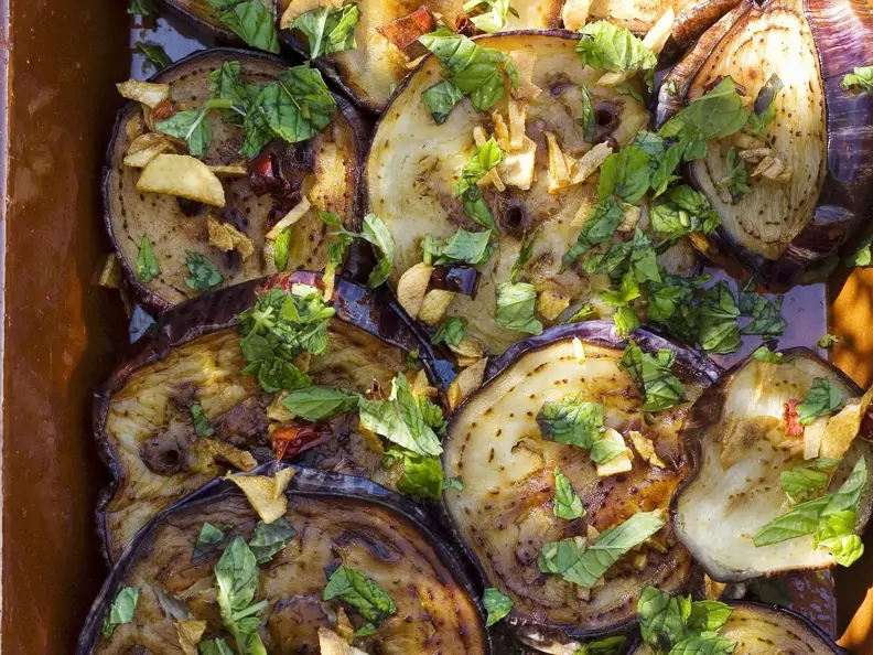 Gebratene Auberginenscheiben mit Knoblauch und Kräutern
