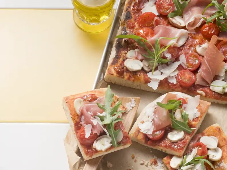 Pizza mit Kirschtomaten und Parmaschinken