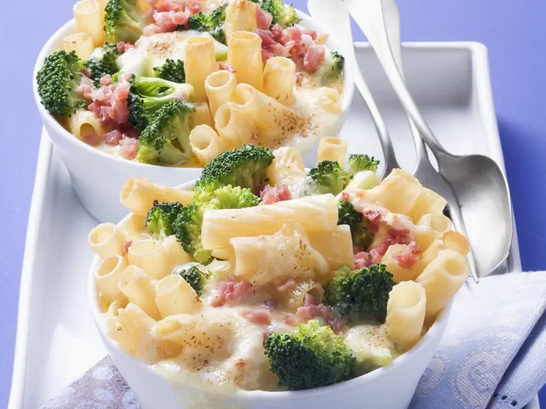 Nudelauflauf mit Brokkoli und Schinkenwürfel