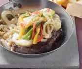 Überbackenes Rindersteak mit Paprika und Zwiebeln