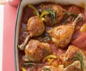 Geschmortes Hähnchen mit Paprika in Tomatensauce