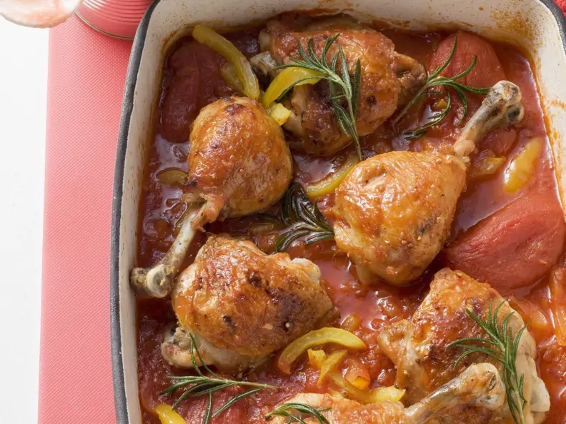 Geschmortes Hähnchen mit Paprika in Tomatensauce