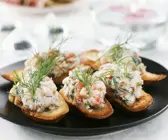 Crostini mit Flusskrebssalat