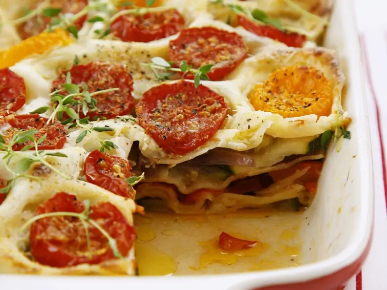 Gemüse-Lasagne mit Tomaten, Paprika und Zucchini