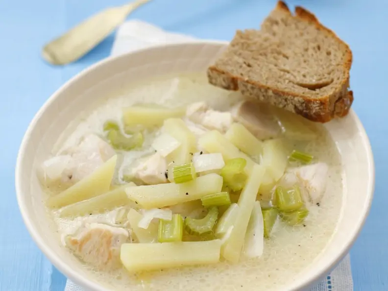 Hähnchensuppe mit Sellerie und Kartoffeln